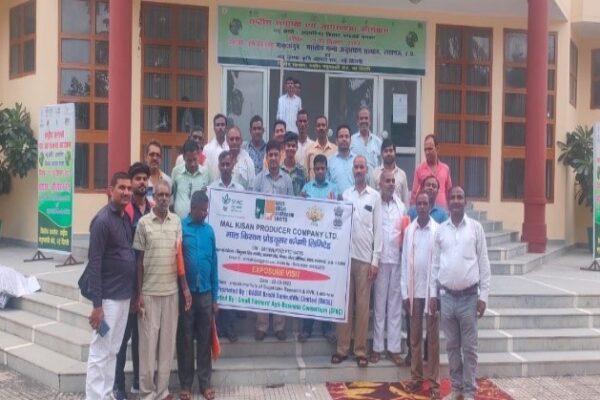 BASIX Krishi conducted an exposure visit of the farmers of Mal Kisan Producer Company Limited to the Indian Institute of Sugarcane Research (IISR), Lucknow. They also participated in the training programme on Apiculture organised by Krishi Vigyan Kendra (KVK), Telibagh, Lucknow.